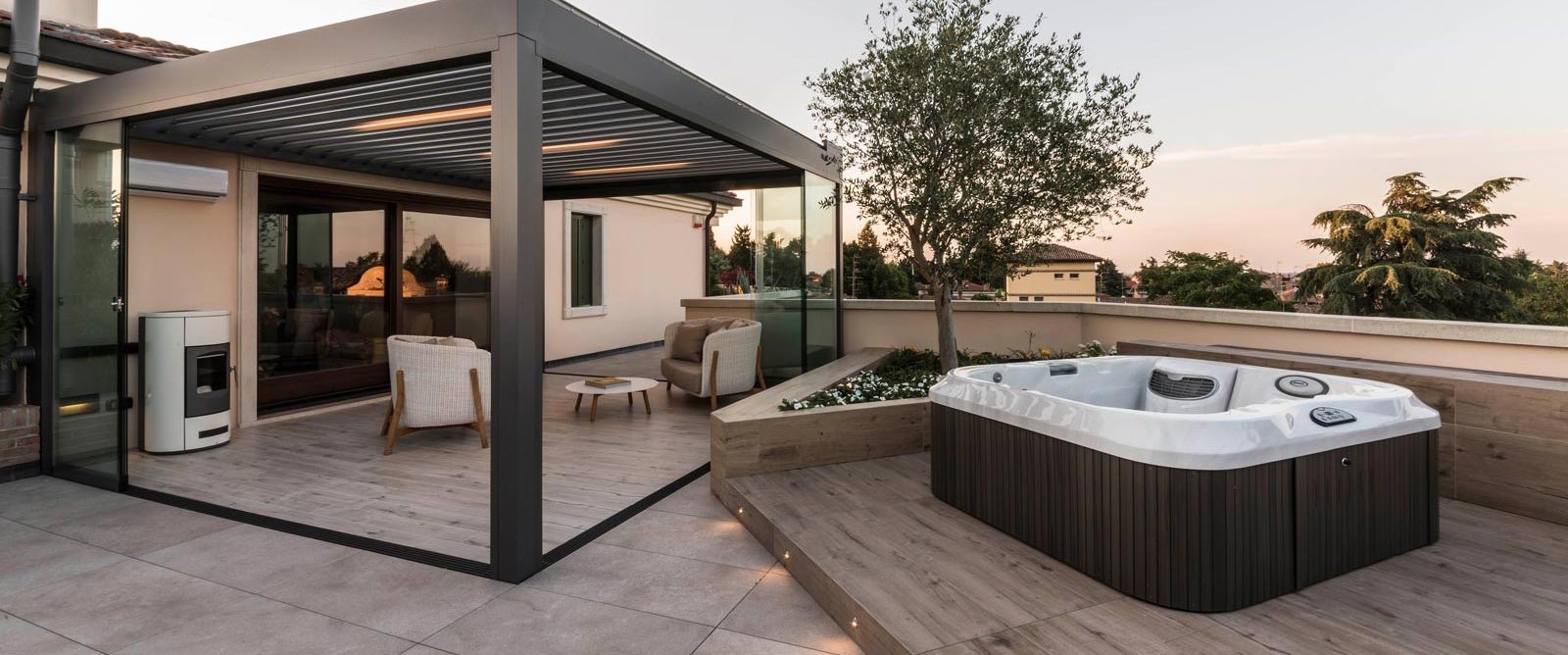 Masažni bazen in bioklimatska pergola s steklenimi drsnimi panoji.